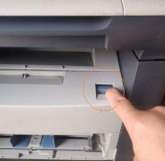 惠普hp1005打印机怎么清洁更换搓纸轮?